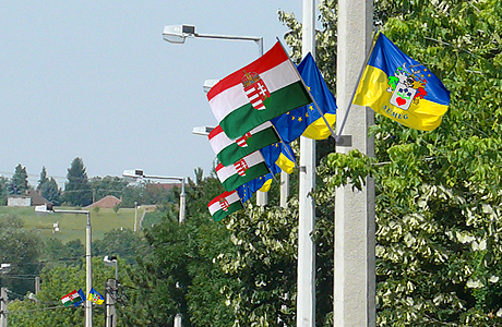 Villanyoszolop zászlók